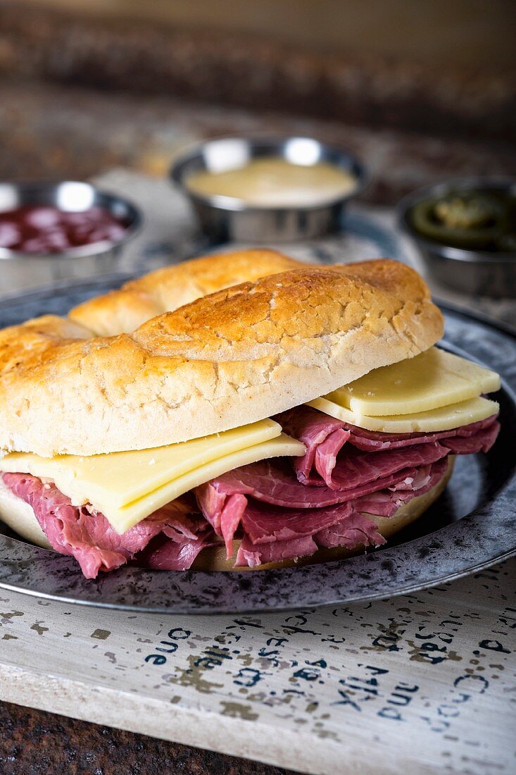 Sandwich mit Corned Beef & Cheddar