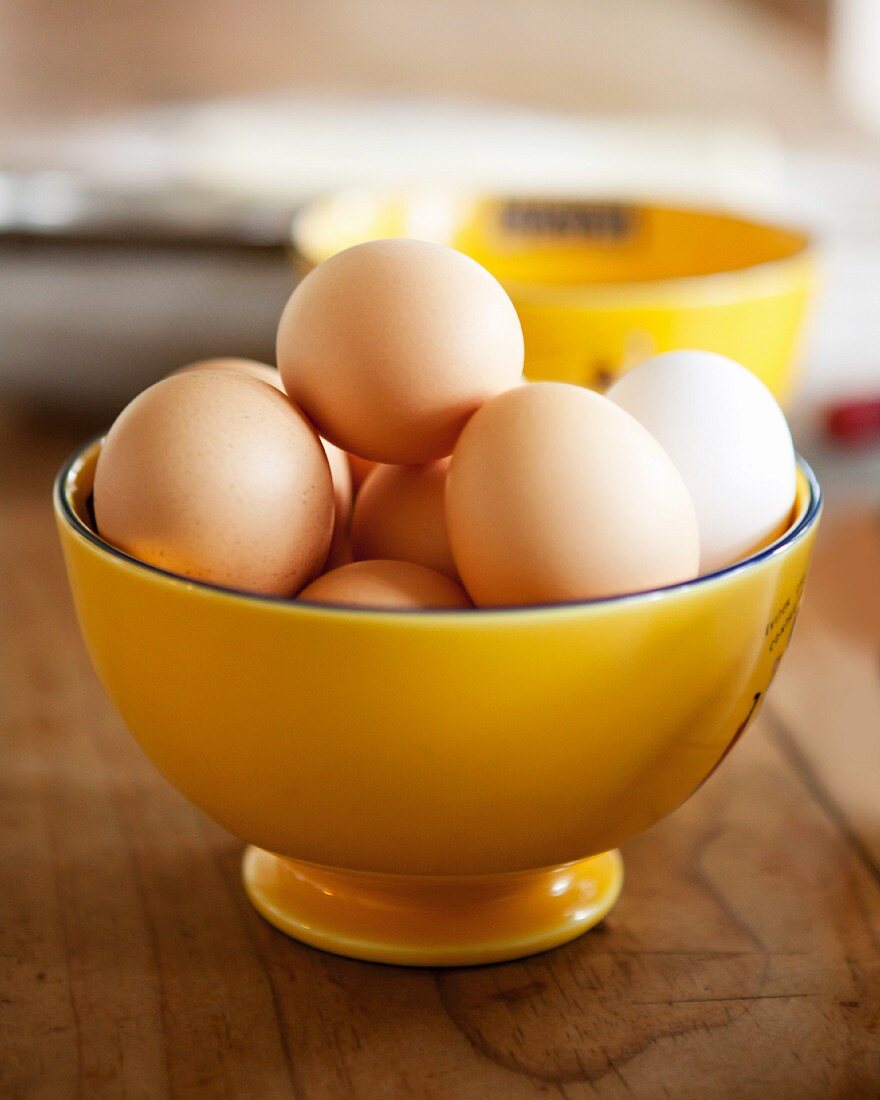 A bowl of chicken's eggs