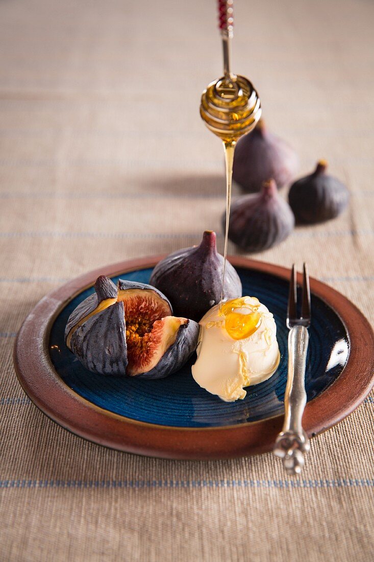 Figs with mascarpone and honey