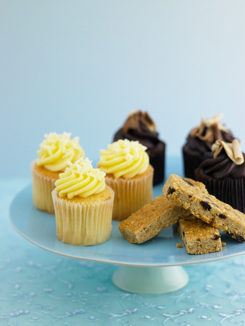 Cupcakes & Flapjacks auf Kuchenständer
