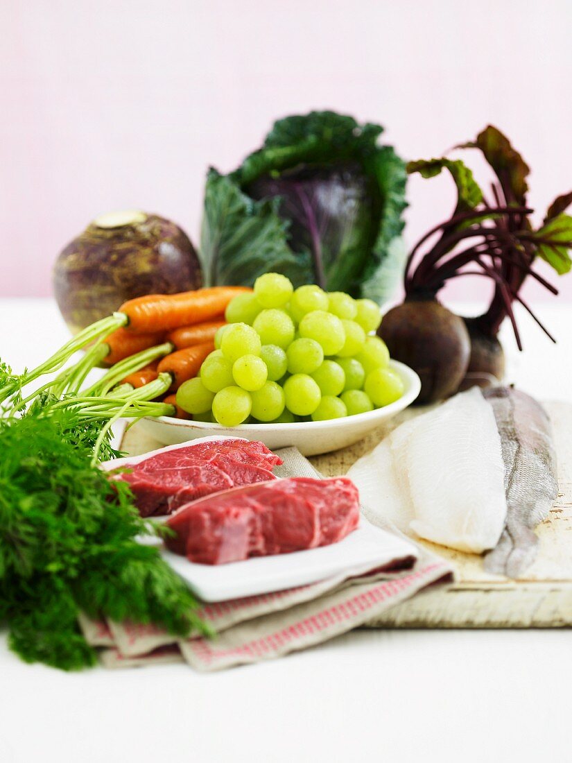 Lebensmittelstilleben mit Obst, Gemüse, Fisch & Fleisch