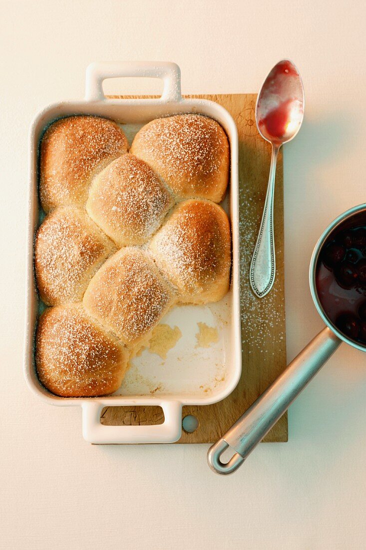 Rohrnudeln mit Kirschen