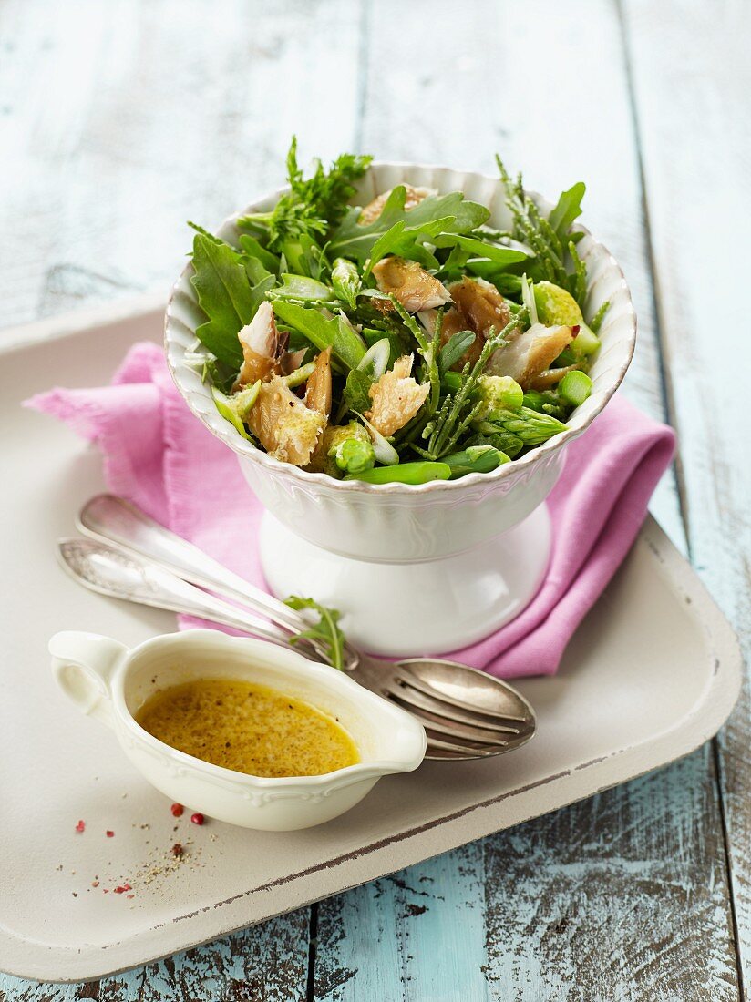Salat mit Queller, grünem Spargel und Fisch