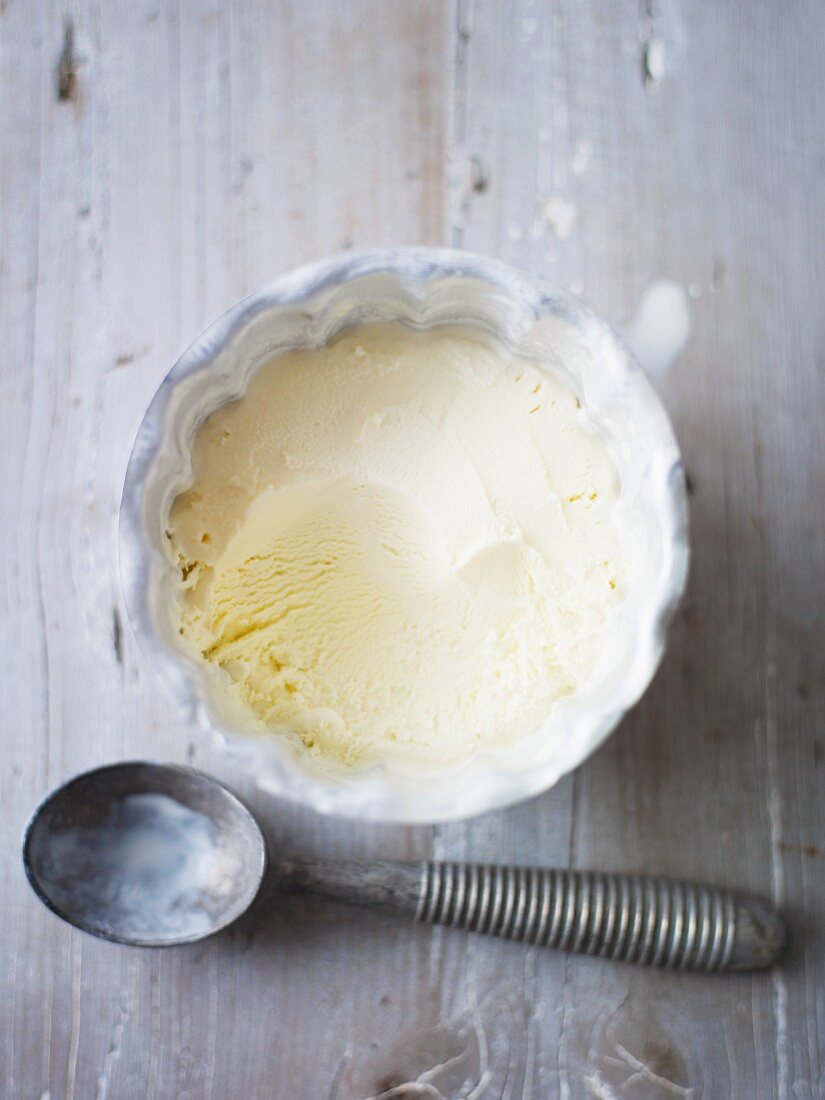 Vanilla ice cream and an ice cream scoop