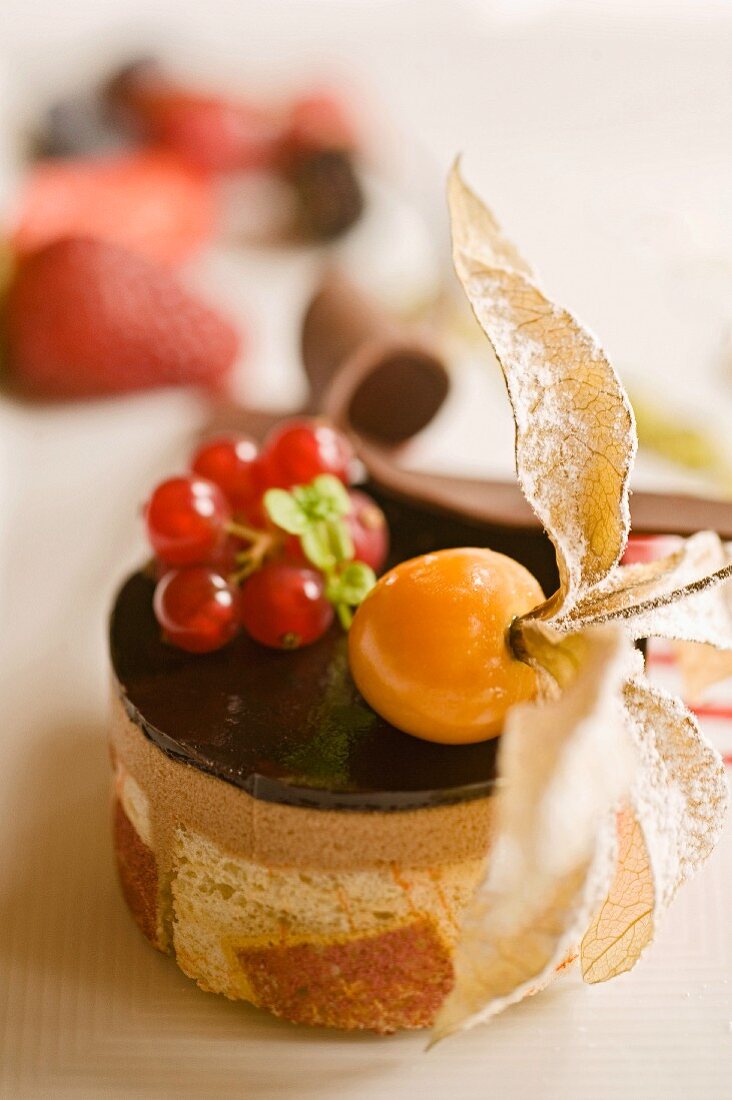 Tortino al gianduia (nougat tartlet with fruits, Italy)