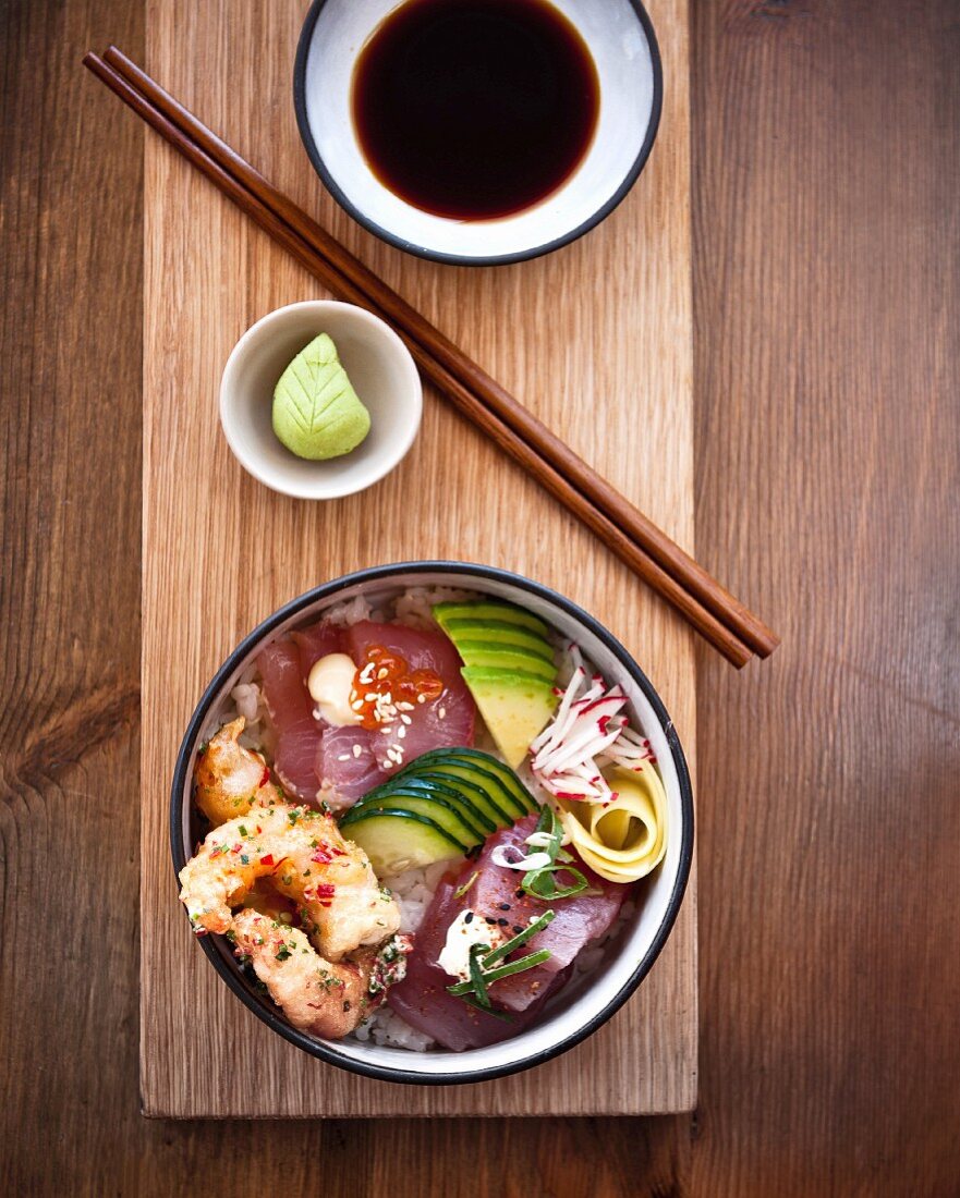 Chirashi-Sushi mit Garnelen, Thunfisch & Lachs (Japan)