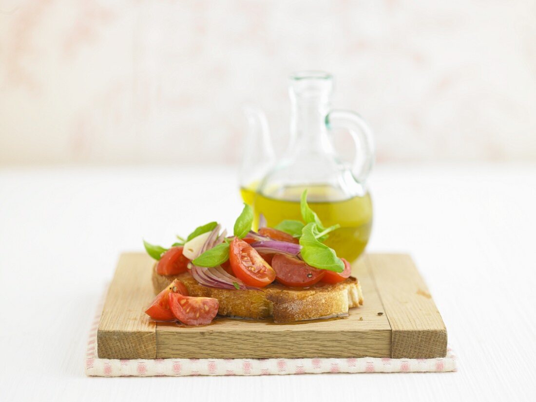 Rustikale Bruschetta mit Tomaten, roten Zwiebeln, Olivenöl und Basilikum