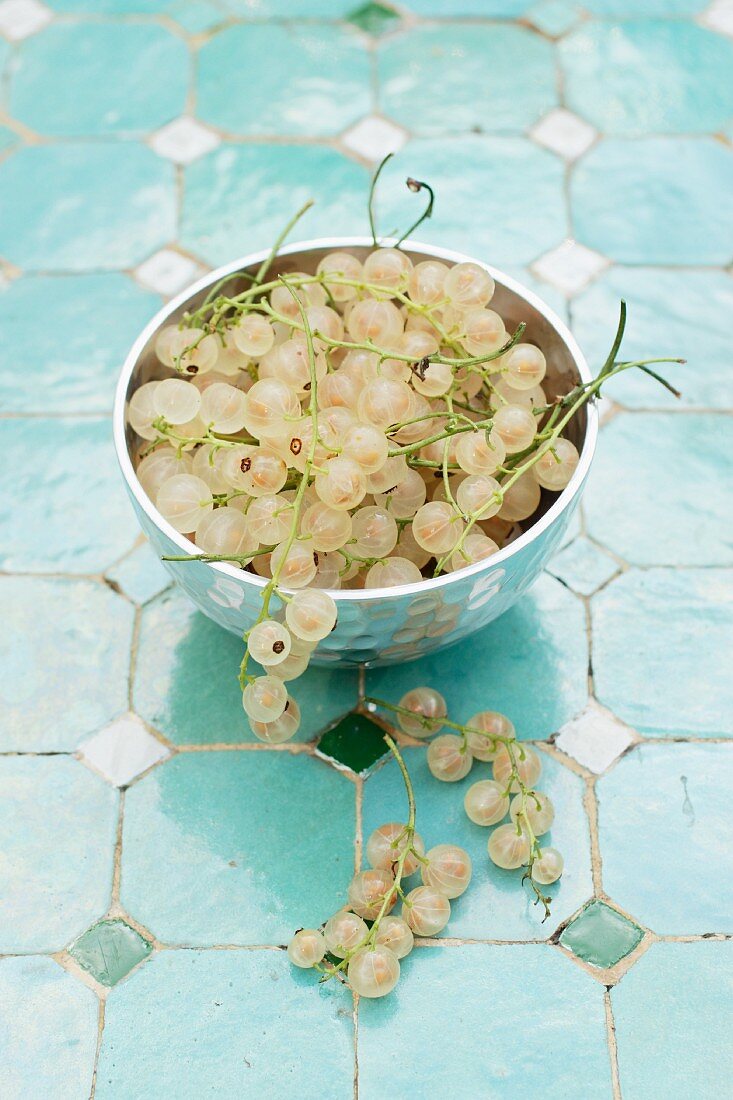 Whitecurrants in a metal bowl