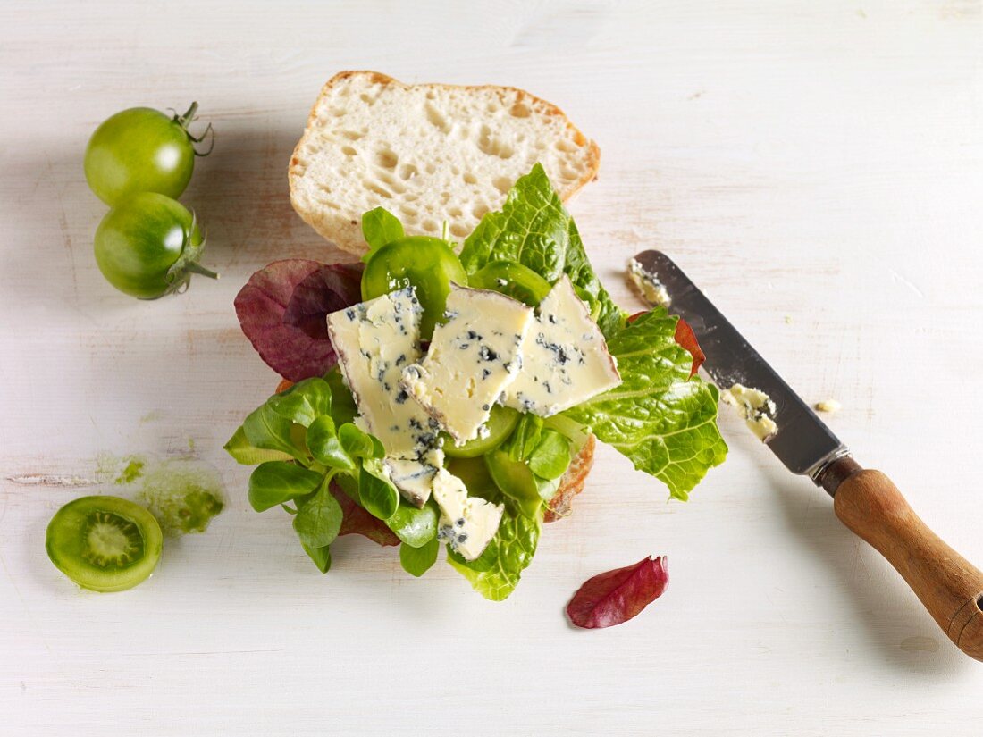Sandwich mit Barkham Blue Blauschimmelkäse, Tomaten und Salat