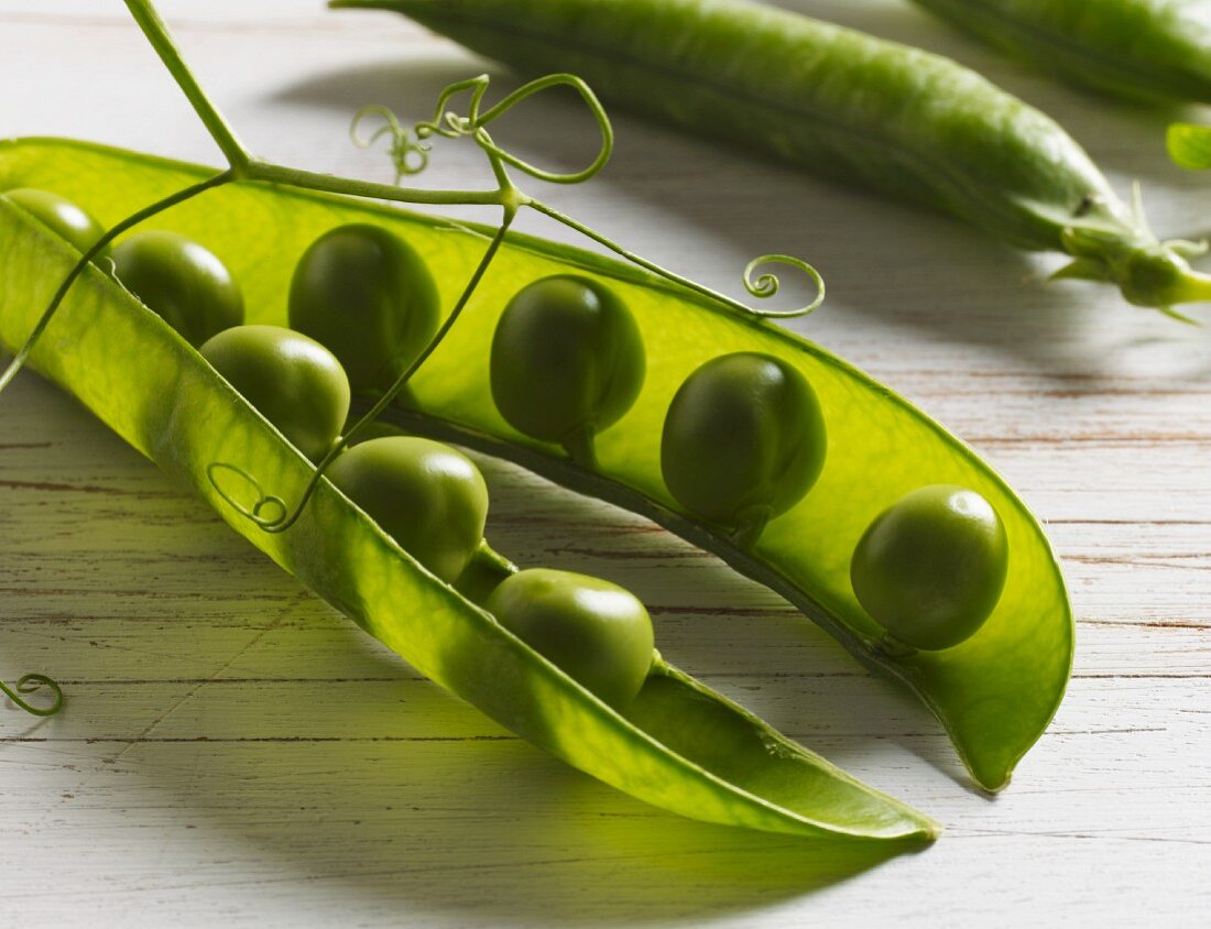 A close up of peas in pods