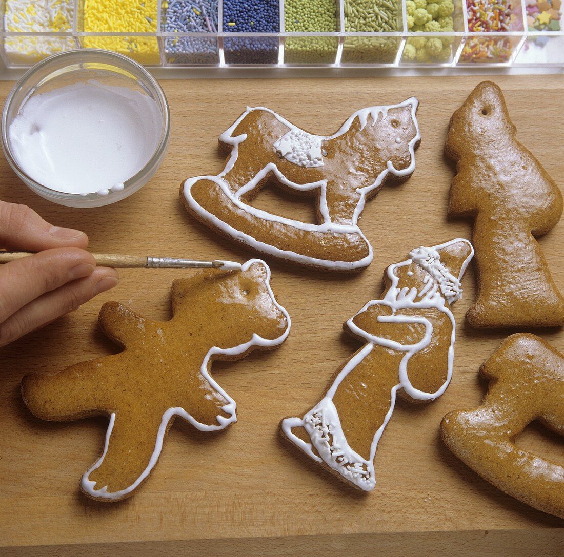 Icing gingerbread figures