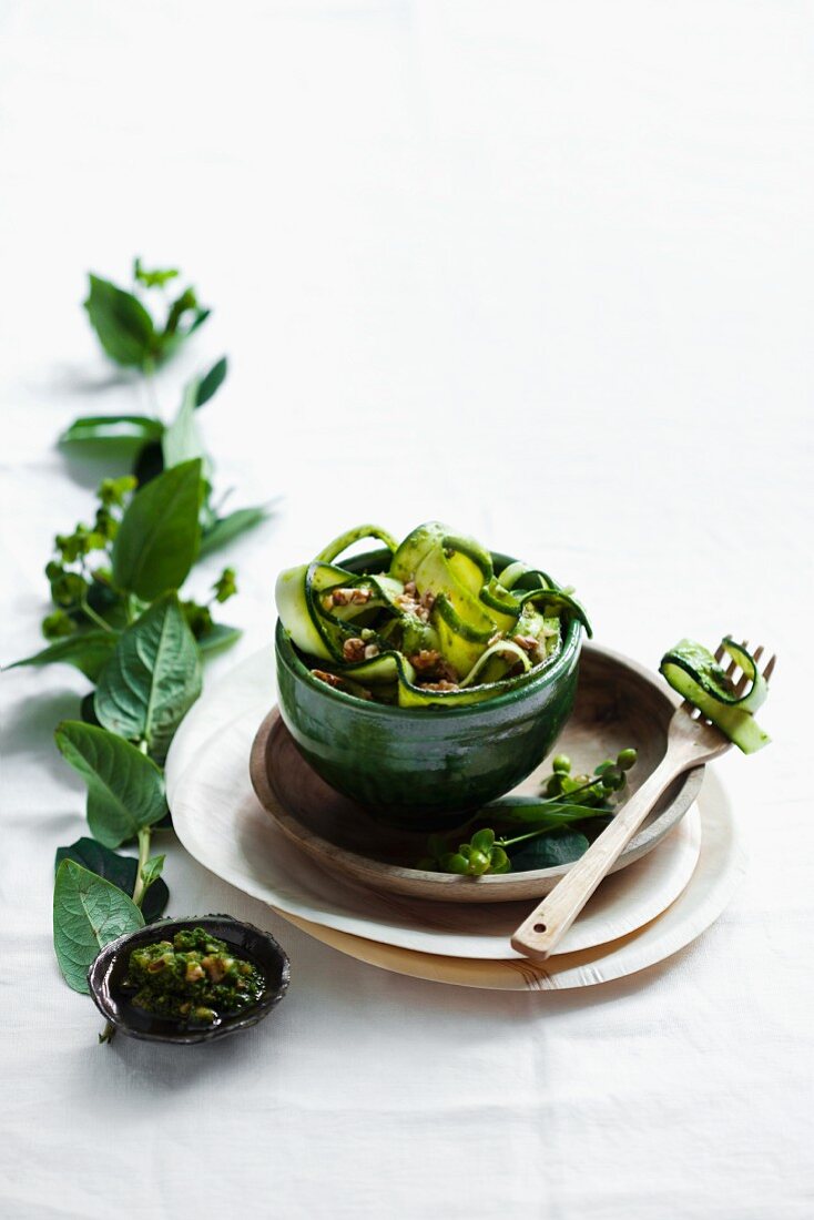 Zucchinistreifen mit Petersilienpesto