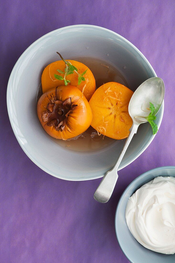 Persimonen in Vanille-Grapefruit-Sirup mit weisser Schokosahne