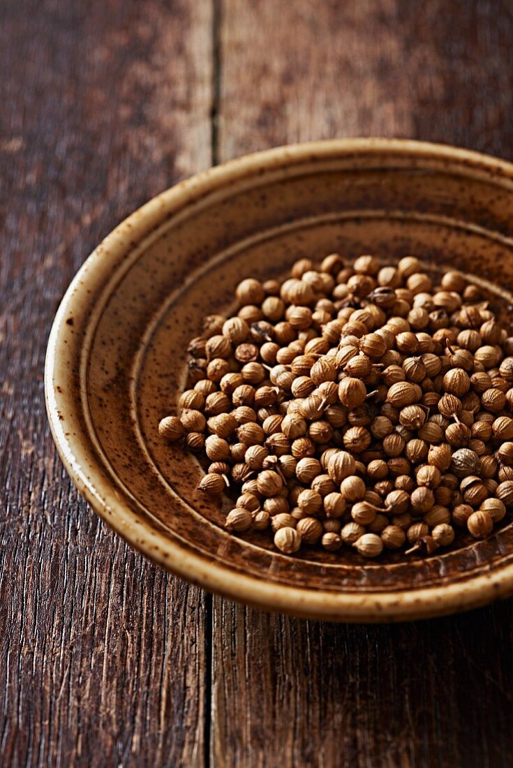 A bowl of coriander seeds (close-up)