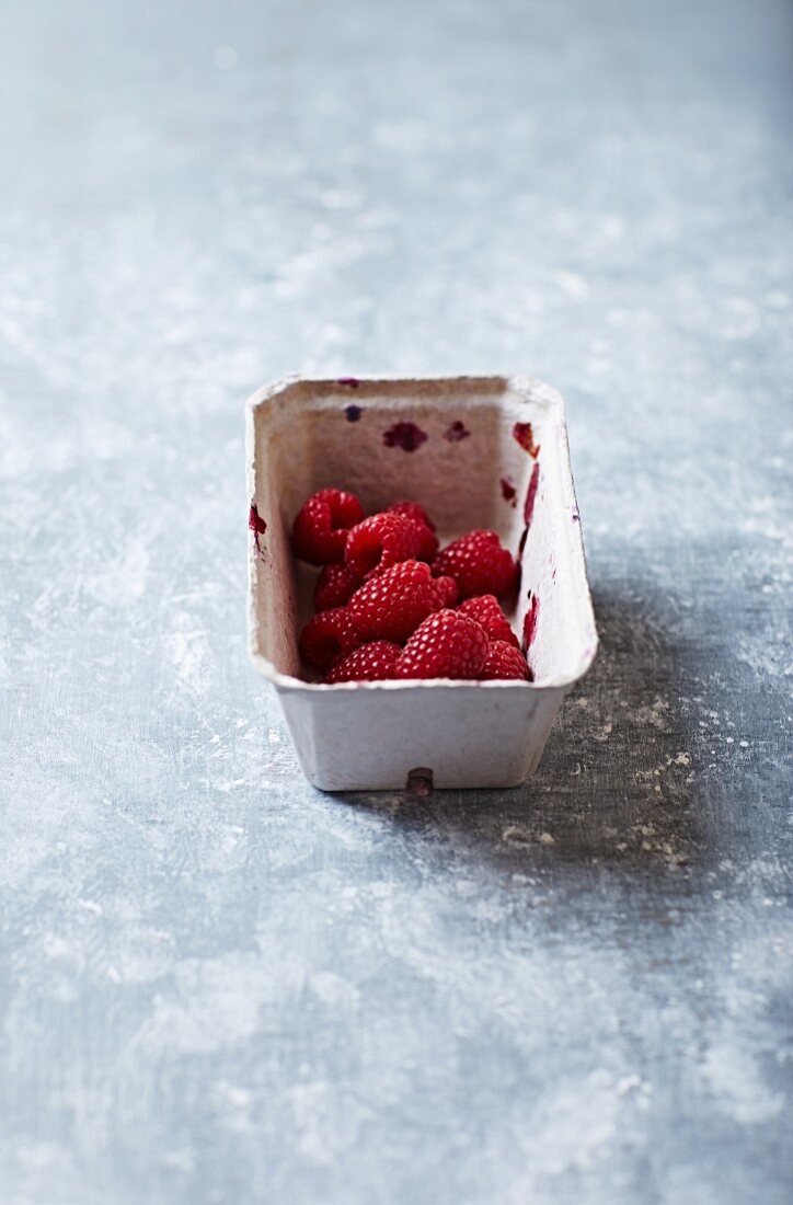 Frische Himbeeren im Pappschälchen