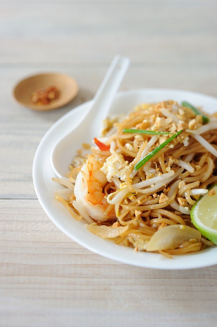 Pad Thai (Reisnudelgericht mit Garnelen, Thailand)