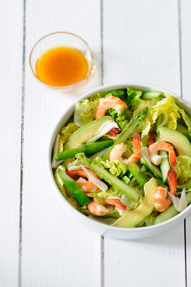 Salat mit Avocado, grünem Spargel und Garnelen
