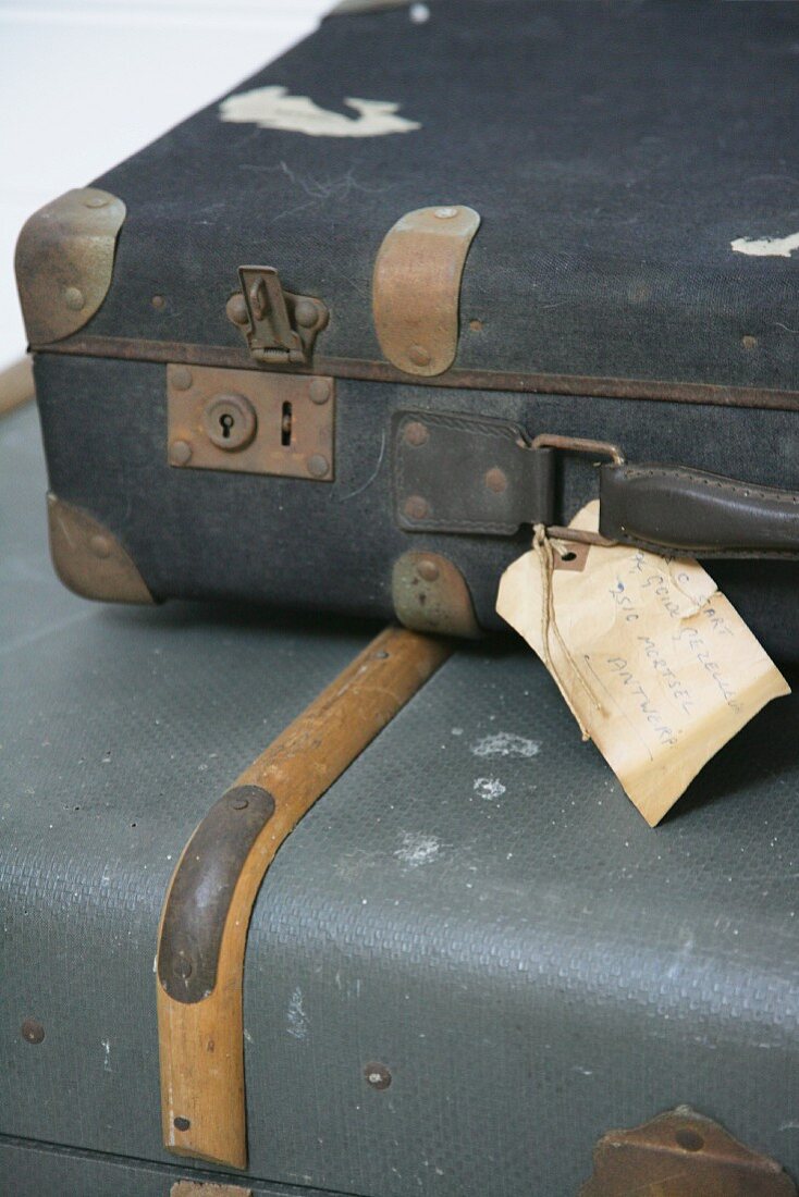 Zwei alte Koffer mit vergilbtem Papierschild