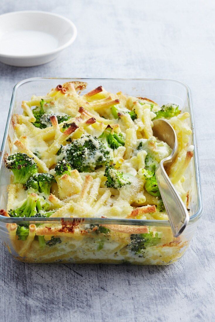 Gratinated macaroni with broccoli in a baking dish