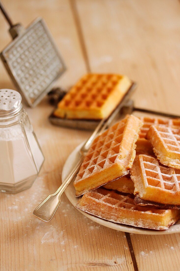 Selbstgemachte Waffeln mit Puderzucker