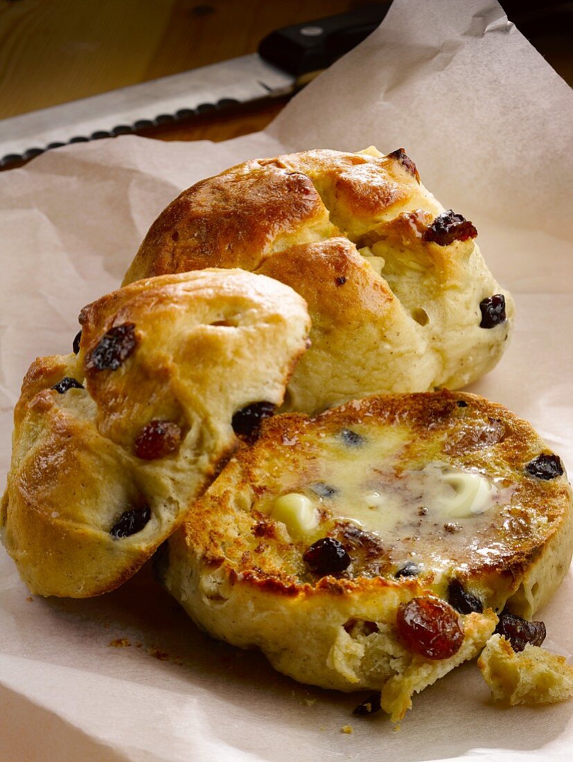 Hot Cross Buns mit Rosinen und Butter