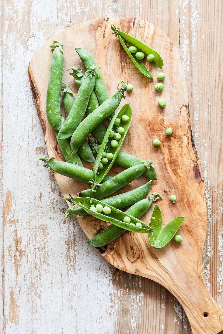 Pea pods on a chopping board