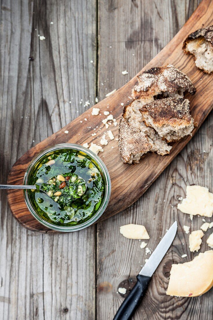 Pesto mit Pinienkernen und rustikalem Brot