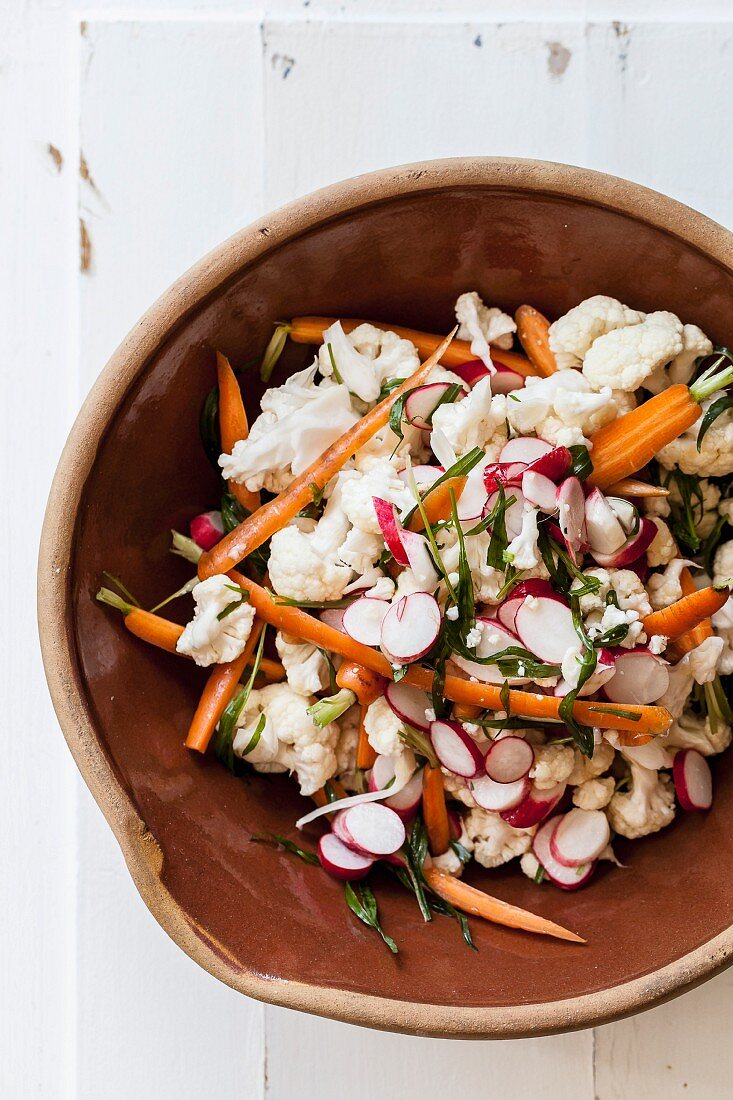 Blumenkohlsalat mit Radieschen, Möhren und Estragon