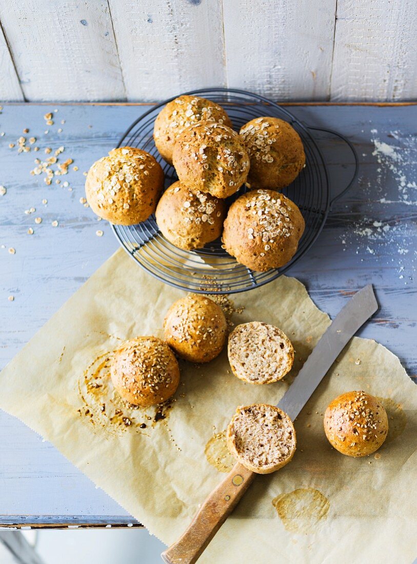 ADHD food: Bread rolls with einkorn wheat flakes and wholemeal rolls