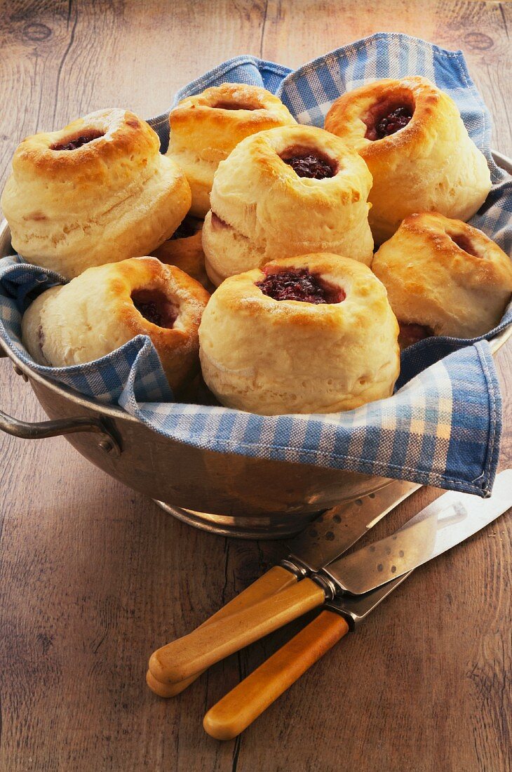 Scones mit Marmeladenfüllung