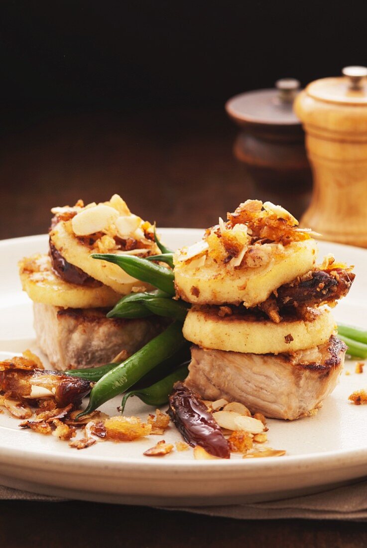 Pork medallions with potato cakes and green beans