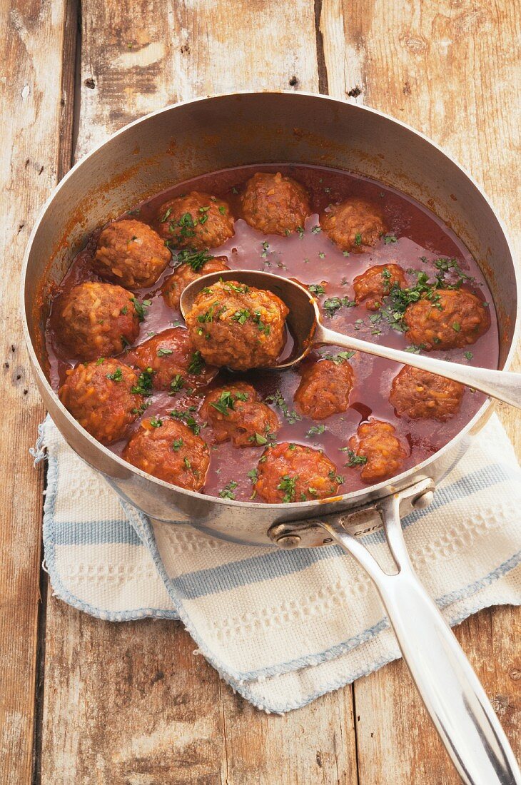 Hackbällchen in süsssaurer Sauce in der Pfanne