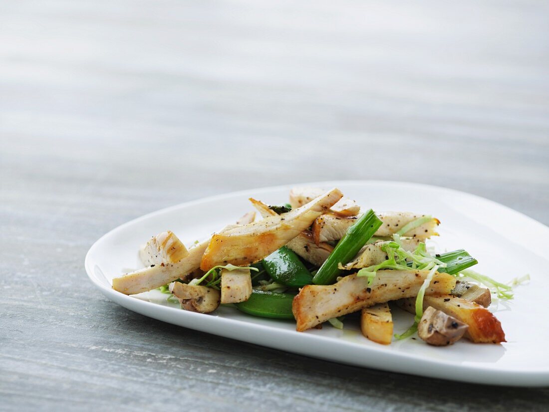 Hähnchenstreifen auf Bohnensalat mit Champignons