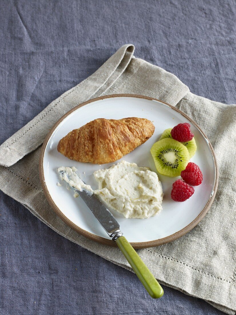 Gefüllte Croissants mit Frischkäsedip