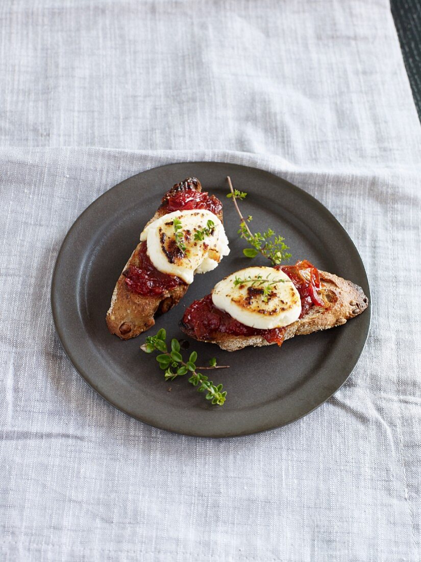 Crostini mit Paprika & Ziegenkäse