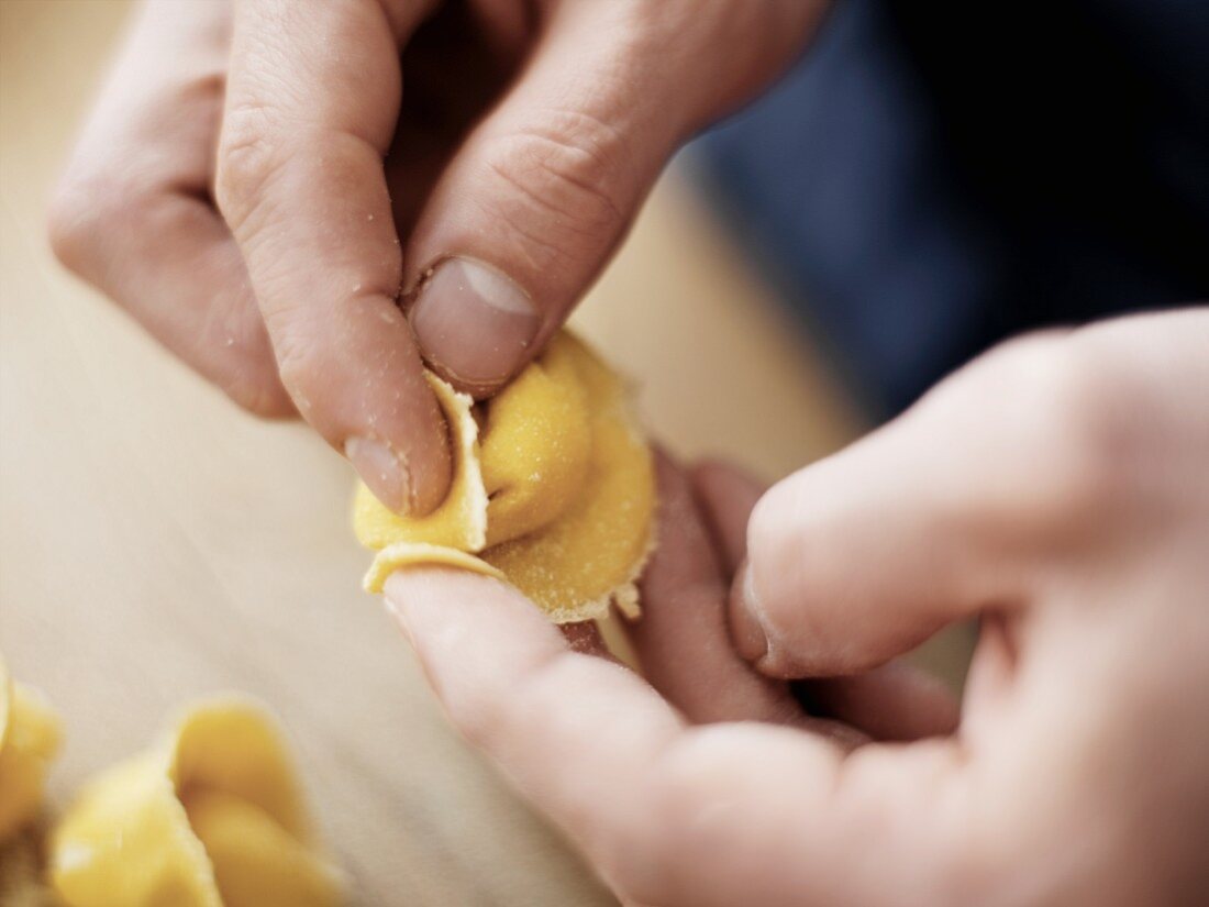 Tortellini formen