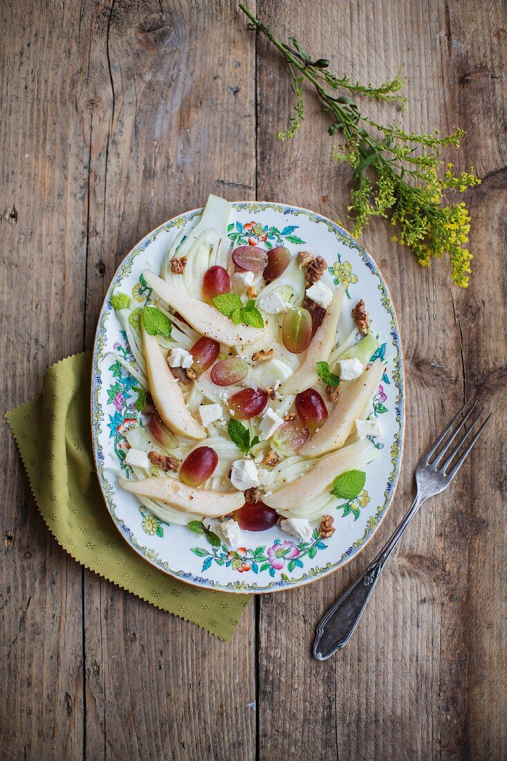 Fenchelsalat mit Birnen, Feta, Walnüssen, Trauben und Minze