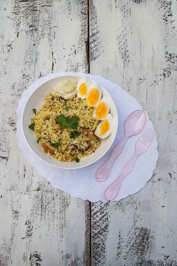 Kedgeree mit geräucherter Makrele, Senfcreme und Eiern