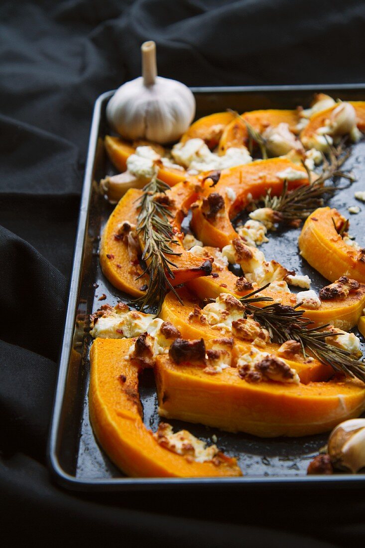 Gebratene Butternusskürbisspalten mit Feta, Rosmarin und Harissa