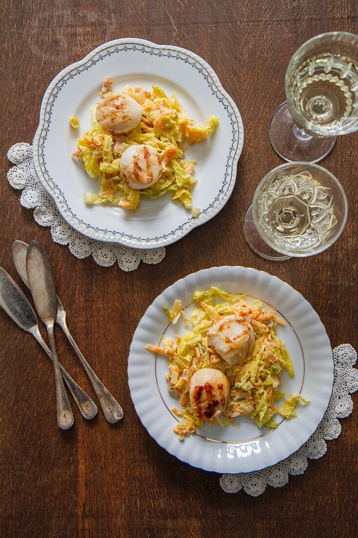 Fried scallops with white wine, leeks and carrots