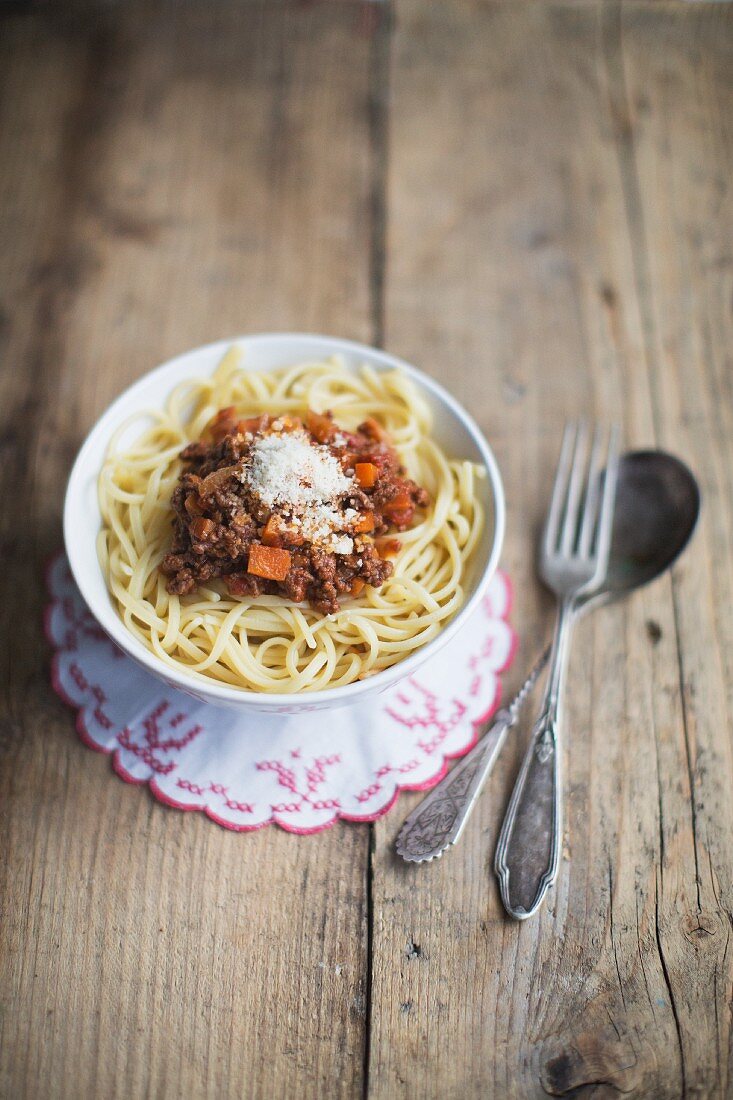 Spaghetti Bolognese mit Parmesan