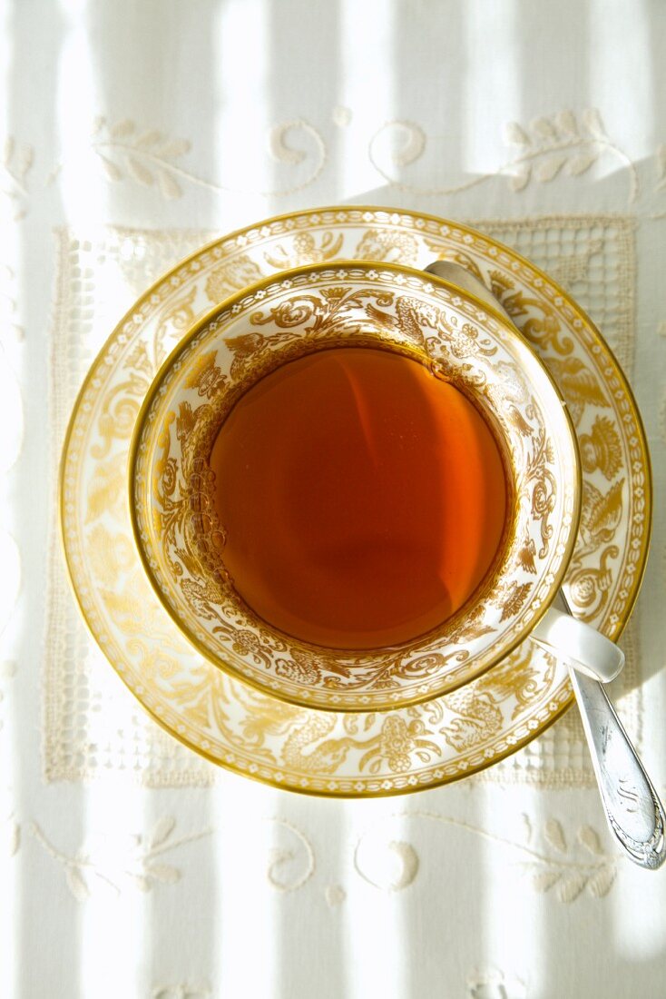 Tee in Goldrandtasse