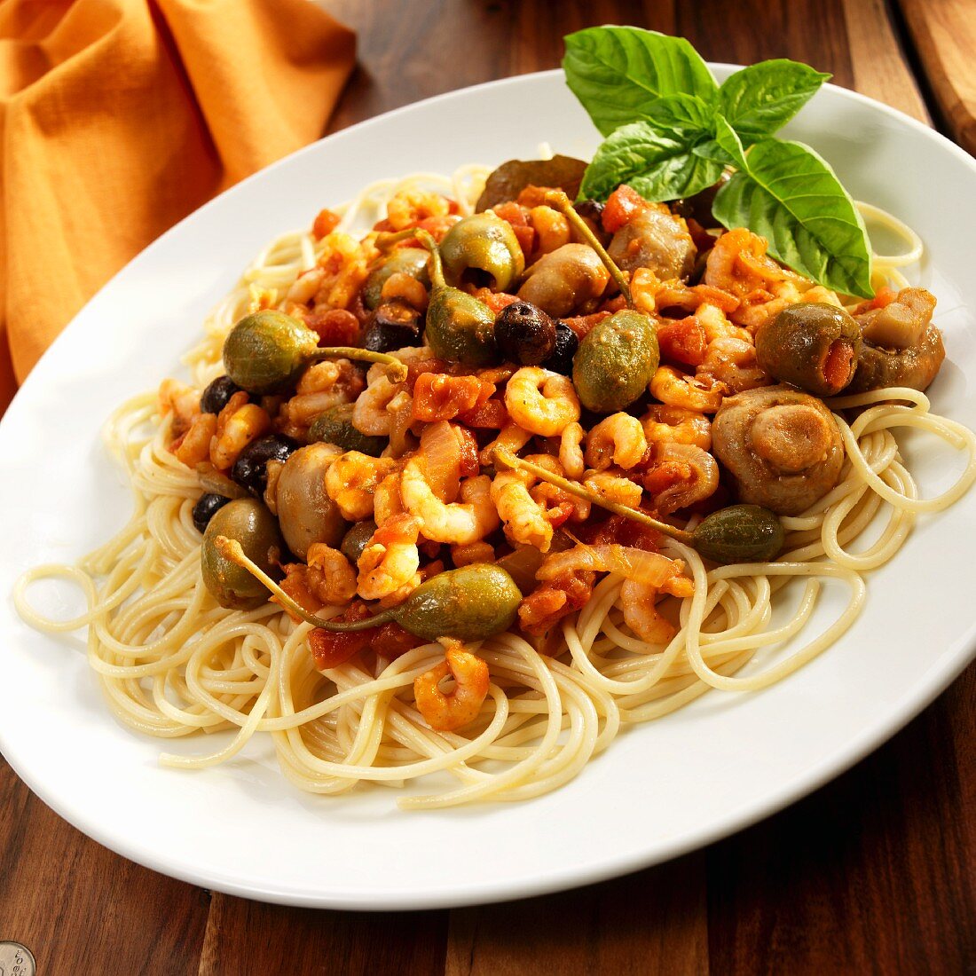 Spaghetti mit kleinen Garnelen, Oliven, Kapern, Knoblauch und Champignons (Sizilien)