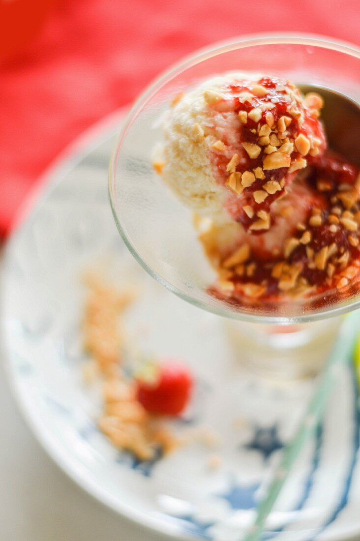 Erdbeer-Eisbecher mit gehackten Nüssen