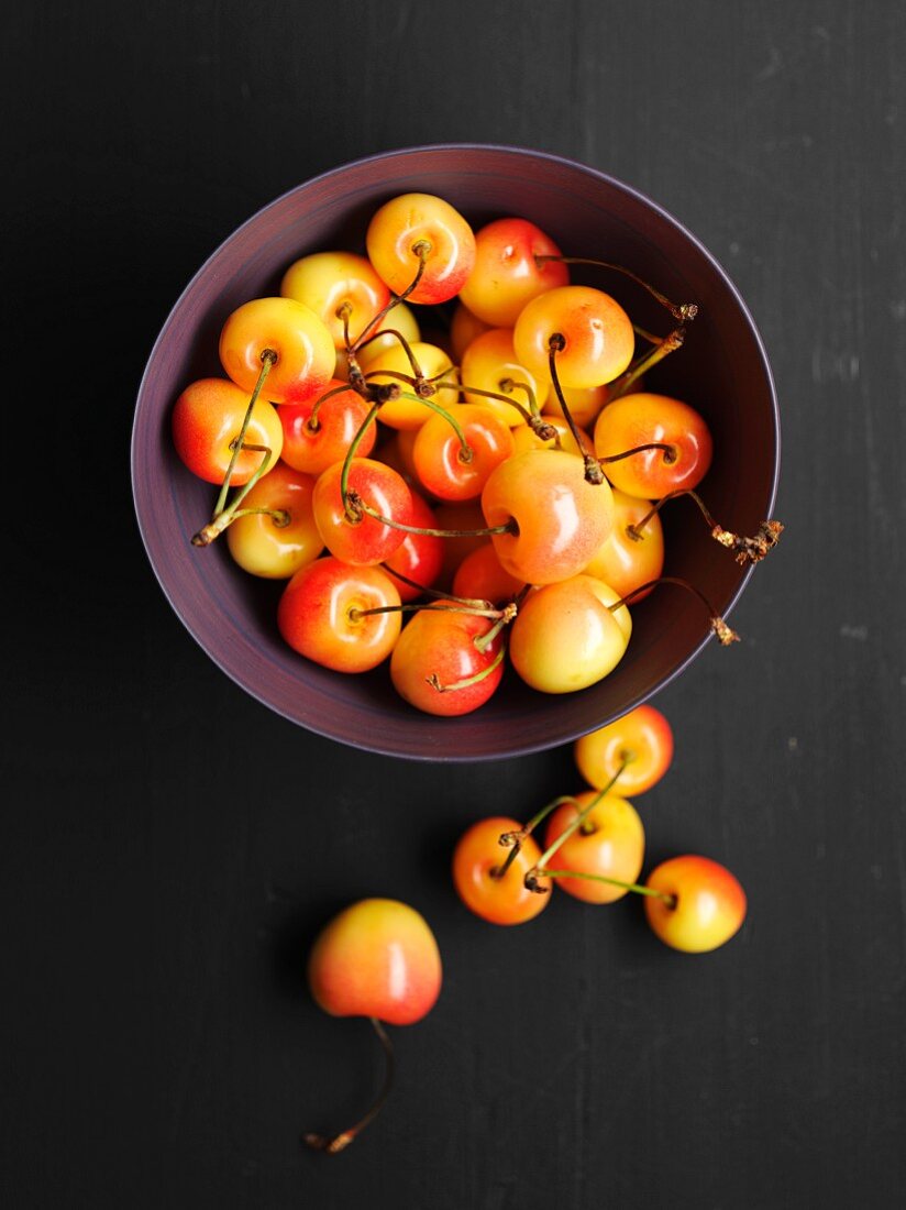 A bowl of yellow cherries (seen from above)