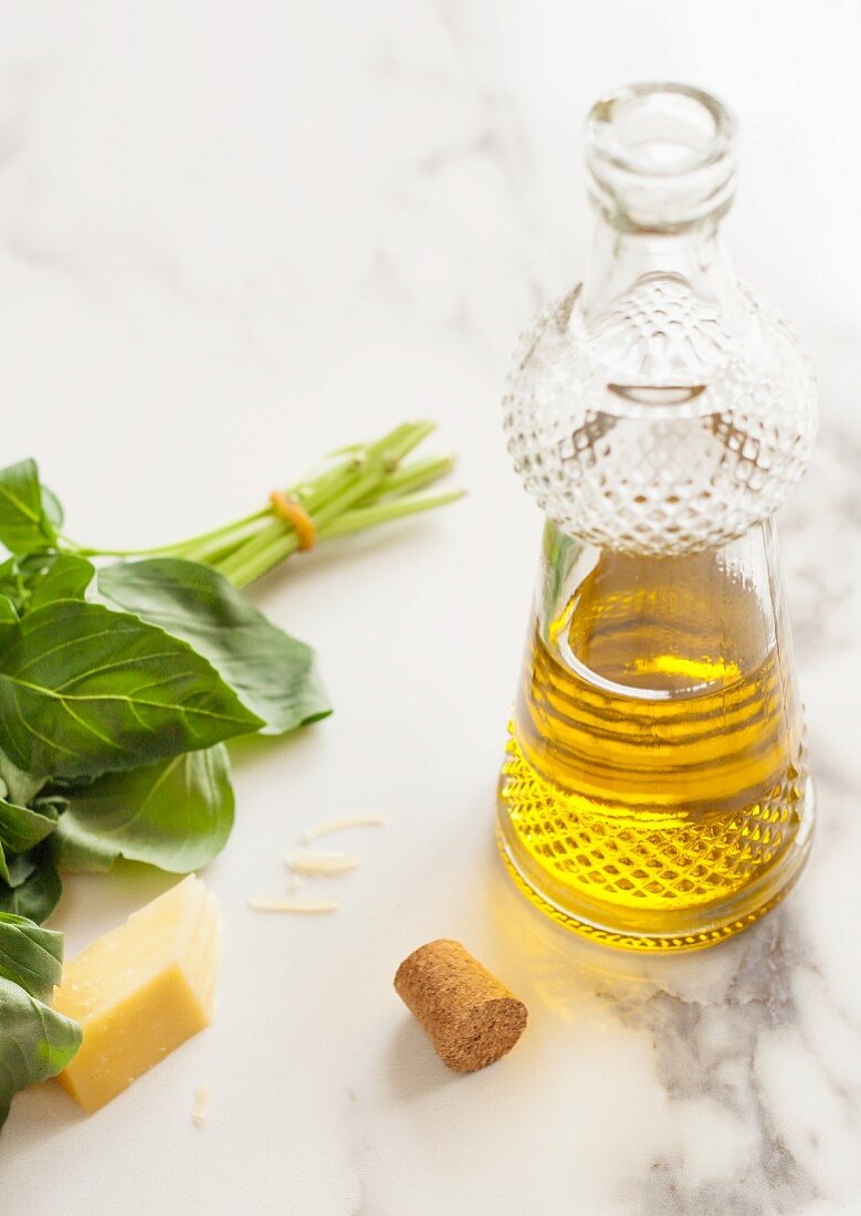 Mediterrane Zutaten: Olivenöl, Käse und Basilikum