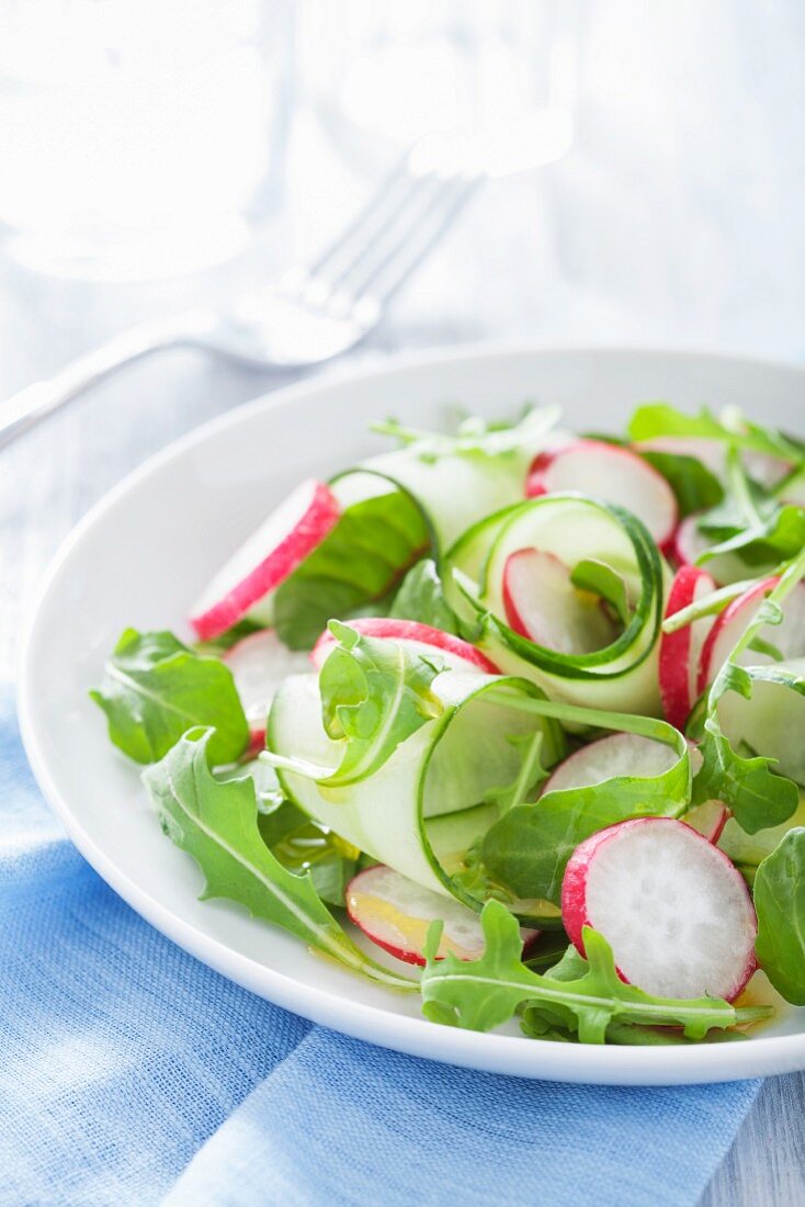 Gurkensalat mit Radieschen und Rucola