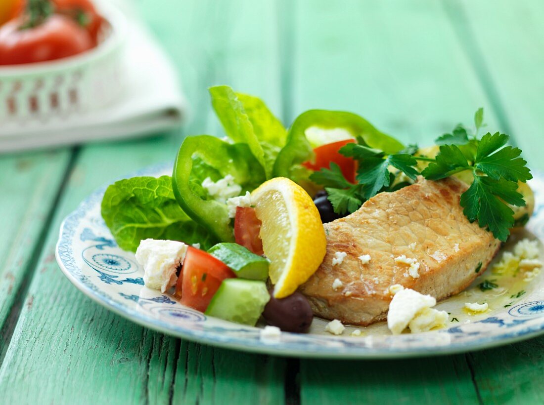 Schweineschnitzel mit mediterranem Salat