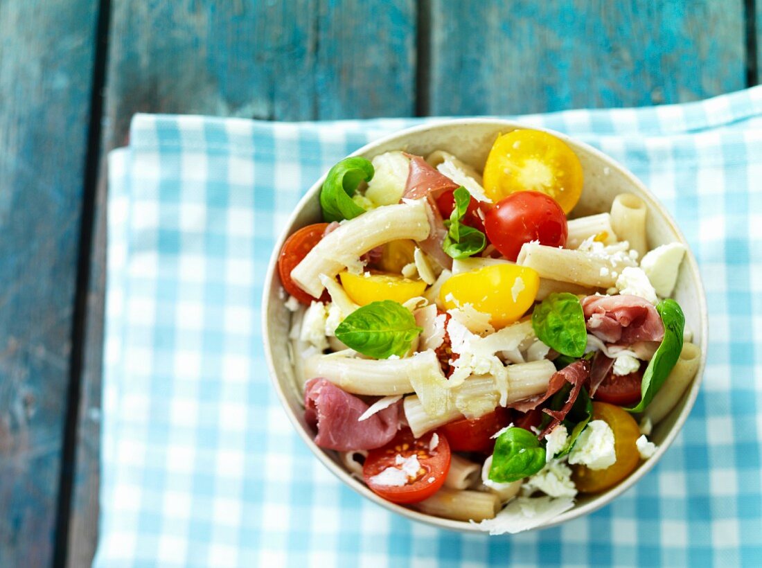 Nudelsalat mit Serranoschinken und Tomaten