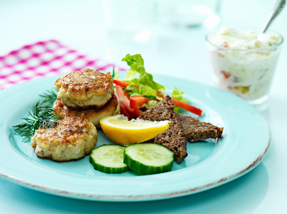 Fish burgers with wholemeal bread and a dip